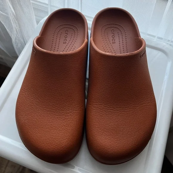 Crocs Cognac Leather Look "Dylan" Clogs Size Womens 9/ Mens 7 - Picture 1 of 5